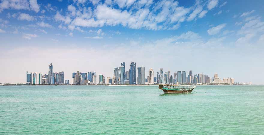 Dhau vor der Kueste Dohas in Katar