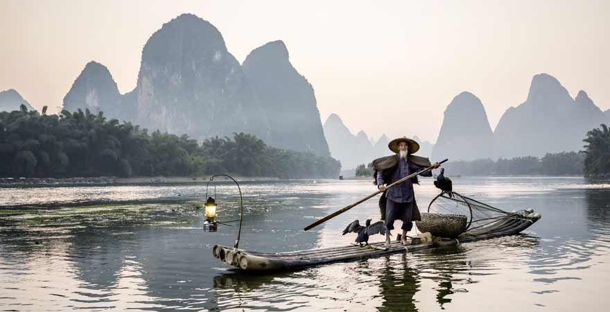 Fischer auf dem Li Fluss in der Karstkegellandschaft von Yangshuo in China