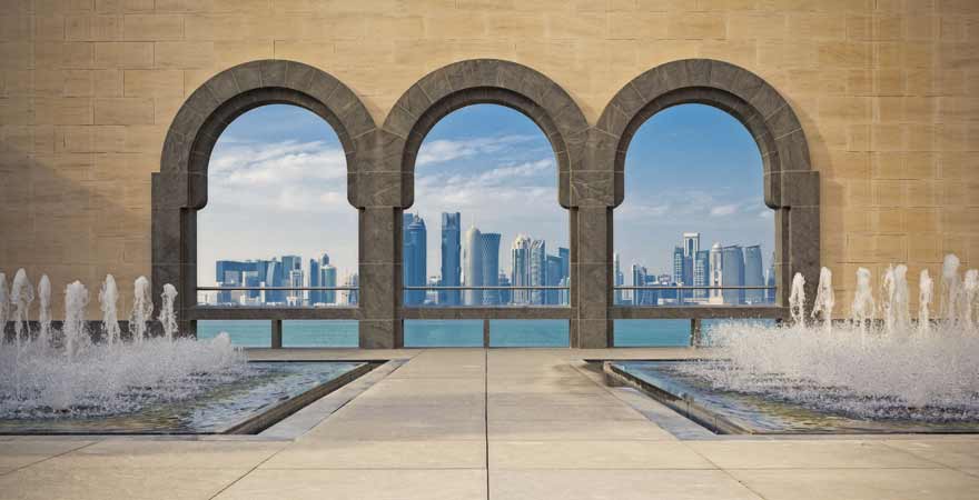 Innenhof des Museums fuer-Islamische-Kunst-und Skyline von Doha in Katar