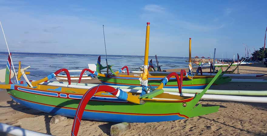 Boote am Strand in Sanur auf Bali