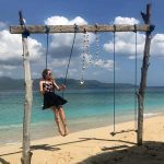 Frau, die am Strand auf Gili Meno schaukelt