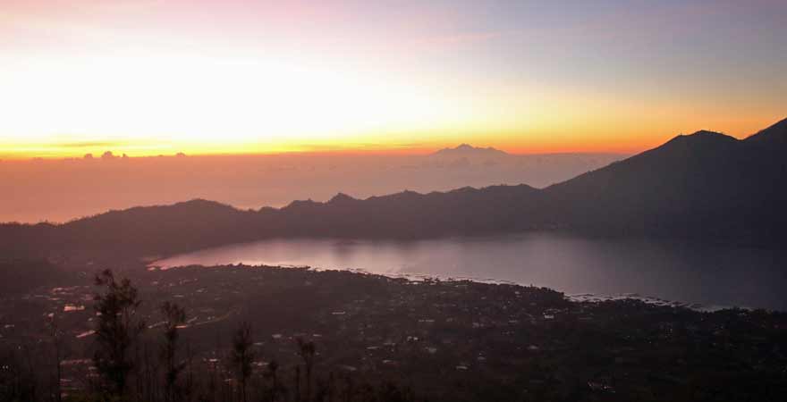 Sonnenaufgang auf dem Mount Batur auf Bali