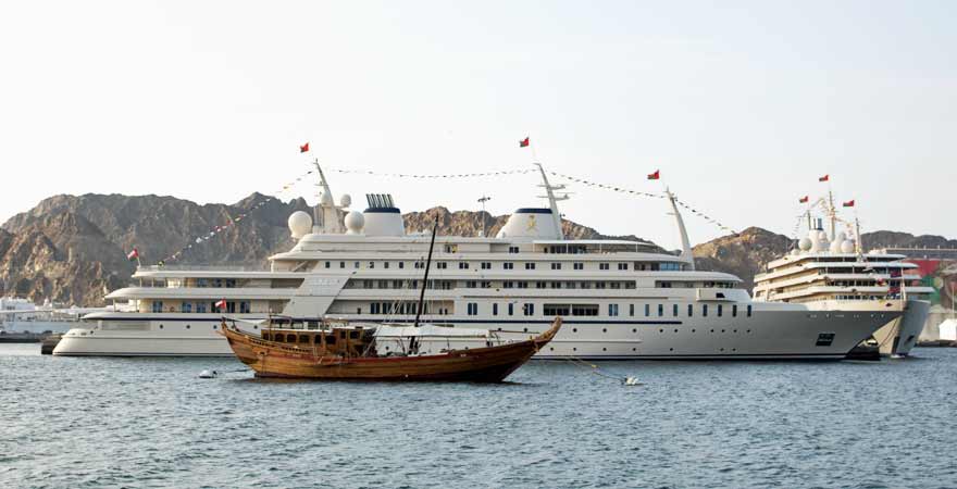 Dhow und Yacht in Maskat im Oman