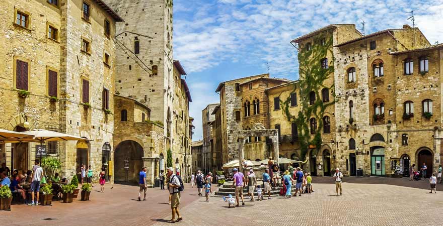 Piazza della Cisterna in San Gimignano in der Toskana in Italien