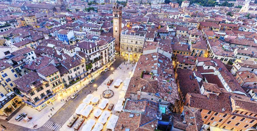 Torre dei Lamberti auf der Piazza del Comune in Verona in Italien