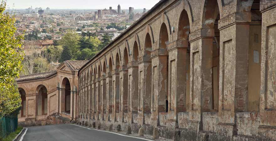Arkaden in der San Luca Basilica in Bologna in Italien