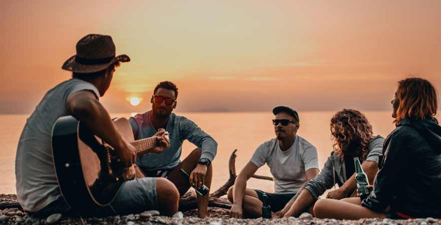 Junge Menschen bei Sonnenuntergang in Kroatien