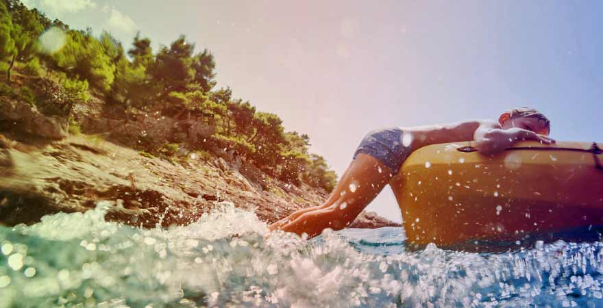 Junge im Meer in Kroatien