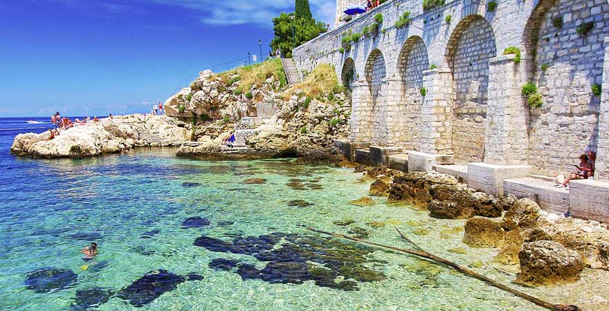 Küste von Rovinj in Kroatien