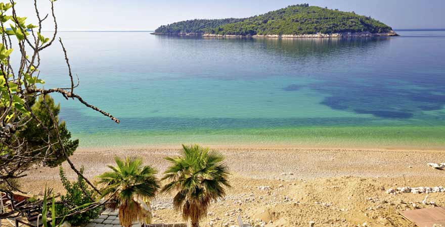 strand Banje und Insel Lokrum bei Dubrovnik in Kroatien