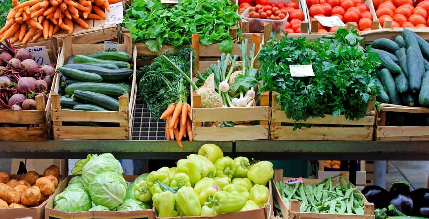 Marktstand mit Gemüse