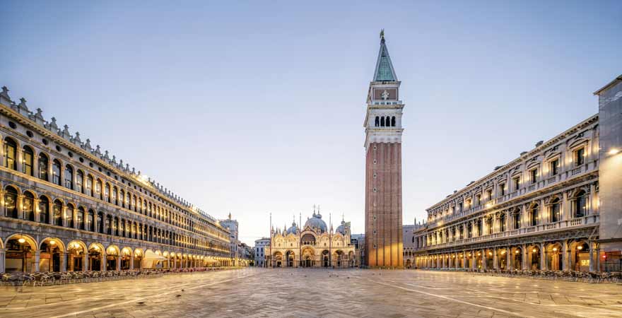 Markusplatz mit dem Markusdom und dem San Marco in Venedig in Italien