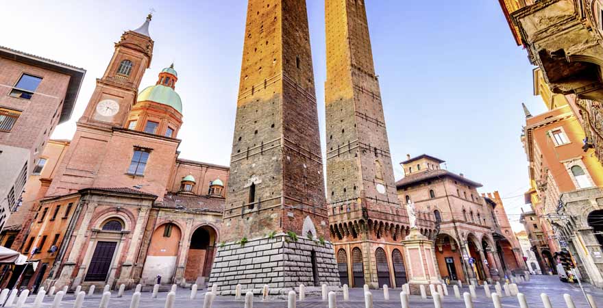 Torre Garisenda und Torre-degli-Asinelli in Bologna in Italien