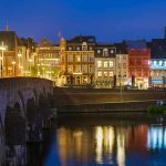Maastricht in den Niederlanden bei Nacht