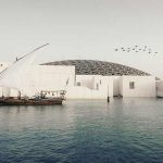 Boot vor dem Louvre in Abu Dhabi