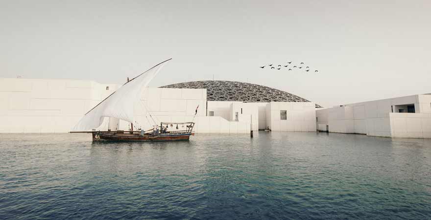 Boot vor dem Louvre in Abu Dhabi