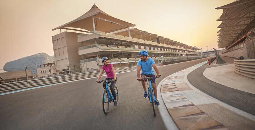 Fahrradfahrer auf dem Yas Marina Circuit