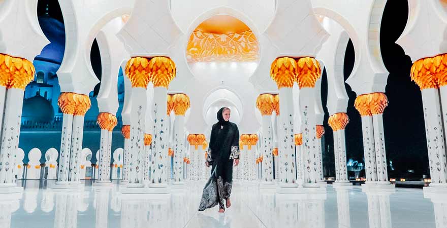Frau in der Scheich Zayed Moschee