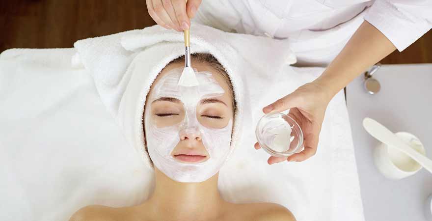 Frau mit Gesichtsmaske beim Wellness