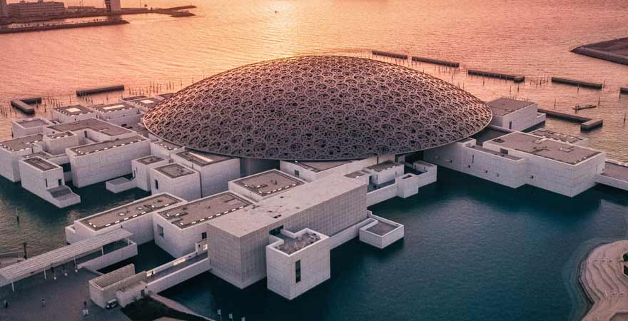 Louvre in Abu Dhabi bei Sonnenuntergang