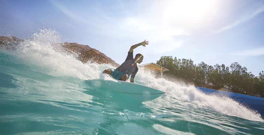 Surfer im Wadi Adventure in Abu Dhabi