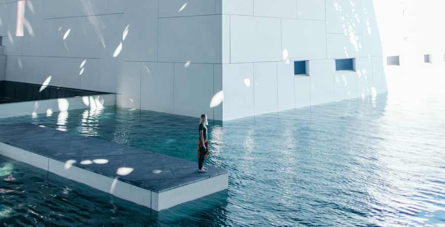 Wasser im Louvre in Abu Dhabi