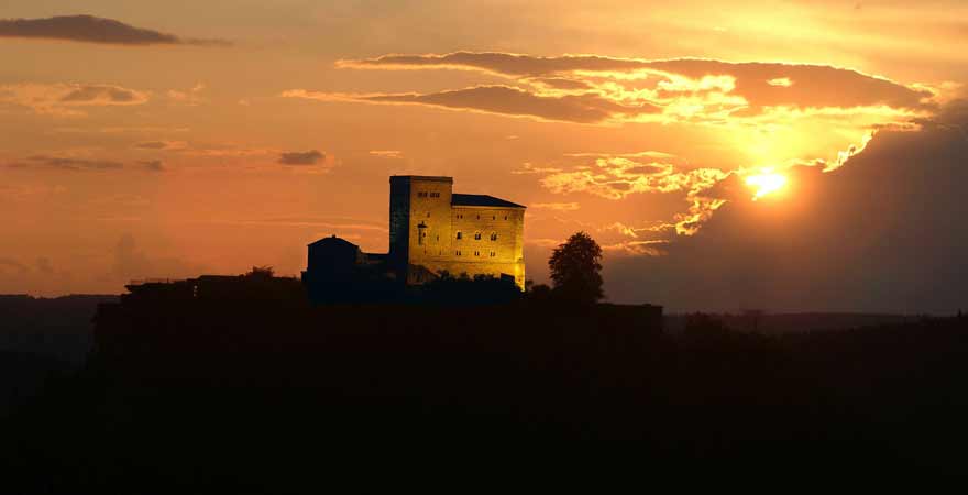 Burg Trifels bei Sonnenuntergang an der Südlichen Weinstraße in der Pfalz