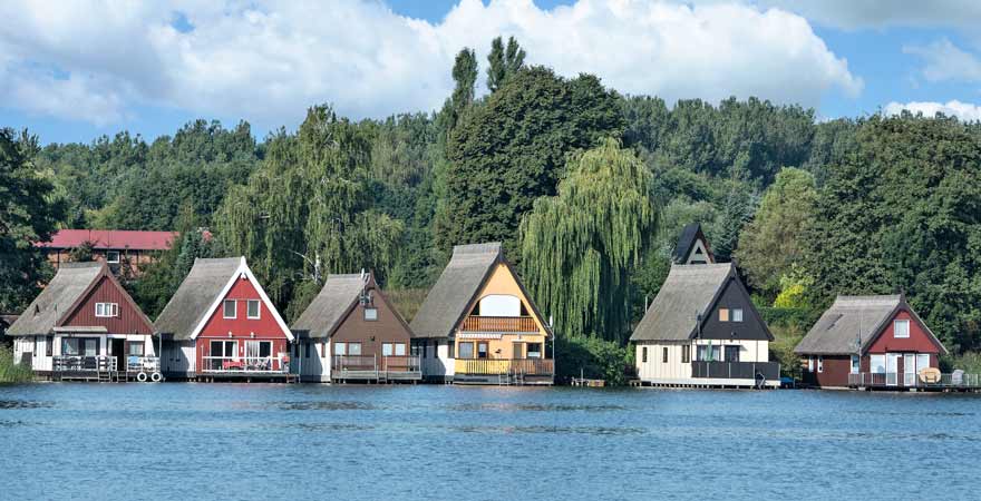 Häuser an der Mecklenburger Seenplatte
