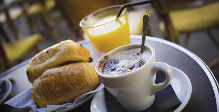 Kaffee und Croissant in einem Cafe