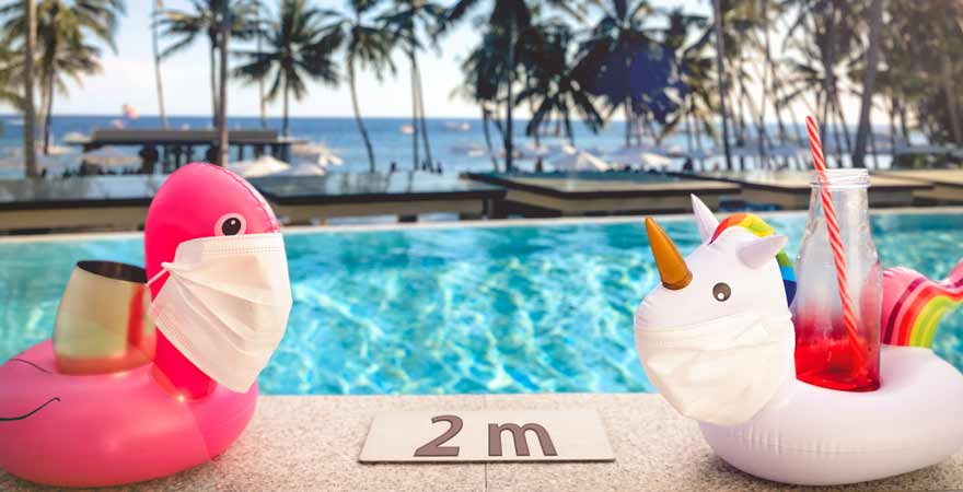 Pooltiere mit Maske und Abstand am Pool wegen Corona