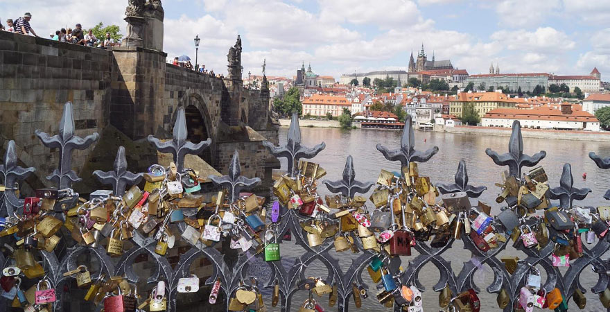 Liebesschloesser auf der Karlsbrücke