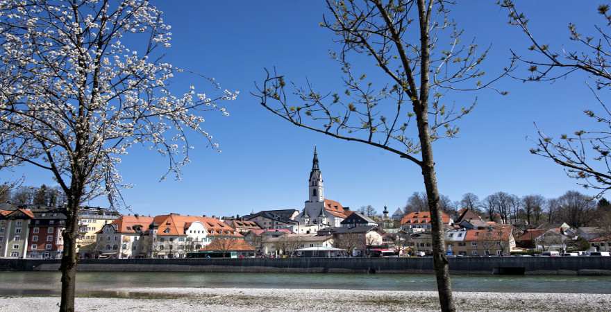 Blick vom Isarufer auf die Altstadt von Bad Toelz