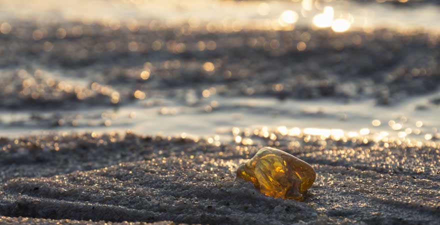 Bernstein am Strand