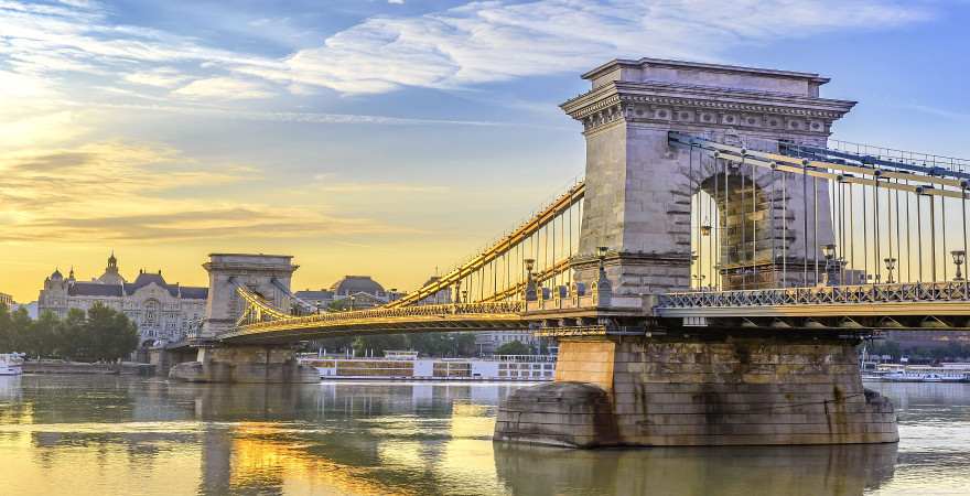 Ein Wahrzeichen von Budapest die Kettenbrücke