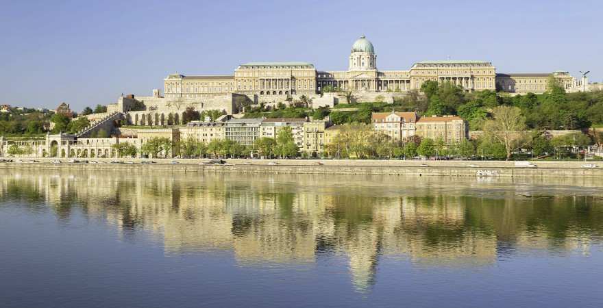 Auf einem Hügel liegt die Burg von Buda in Budapest