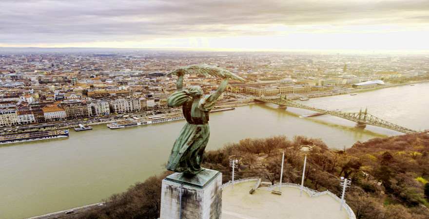 Ausblick über Budapest vom Burgberg mit Freiheitsstatue 