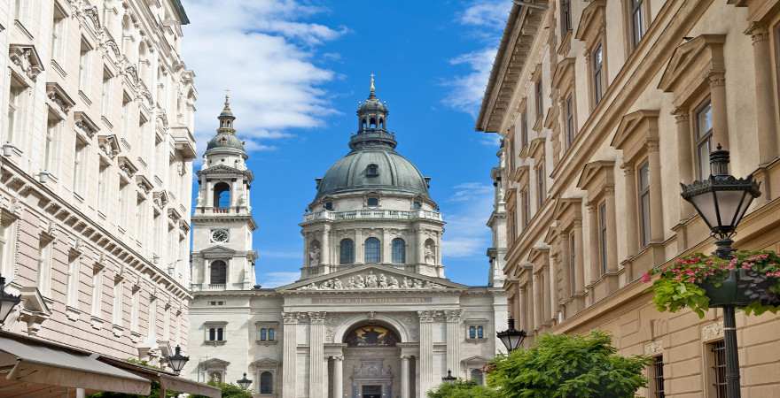 Blick durch historische Häuser auf Sankt Stephan in Budapest