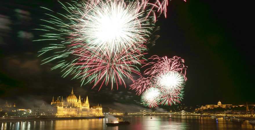 Raketen in den ungarischen Landesfarben leuchten über der donau in budapest