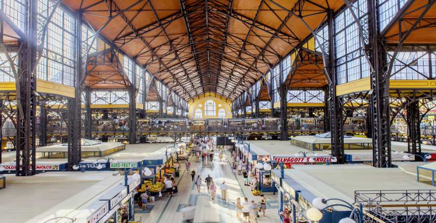 historische markthalle in budapest mit großen fenstern