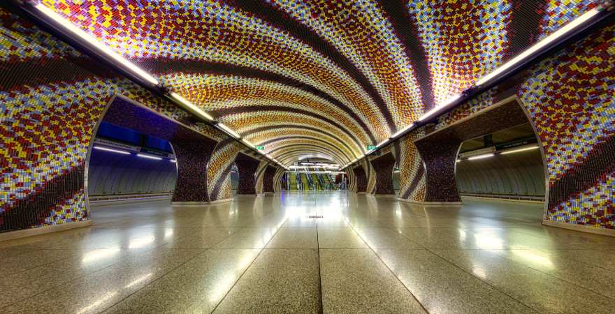 farbenfroh gestaltete metrostaion in Budapest