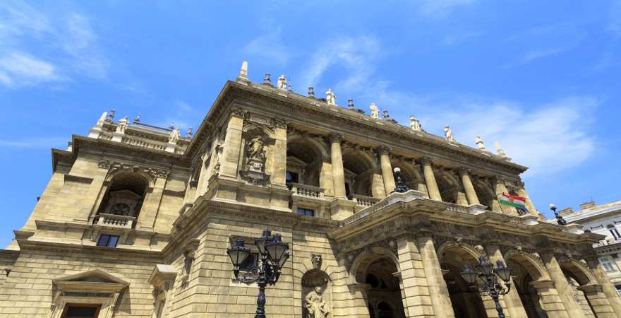 das imposante opernhaus in budapest von außen