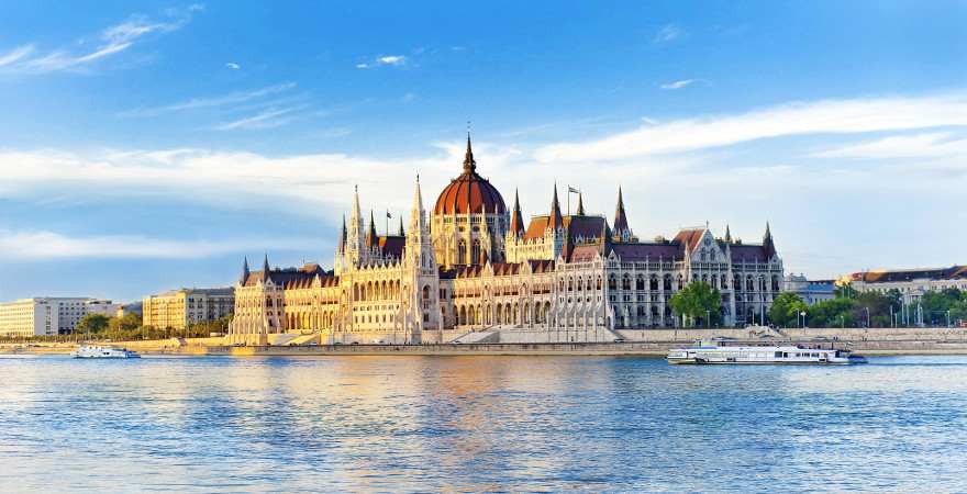 Blick auf das Parlament in Budapest vom Donauufer aus