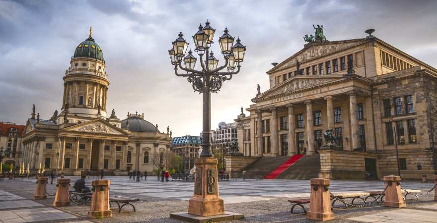 historisches Theater und einer der Dome am Gendarmenmarkt in Berlin