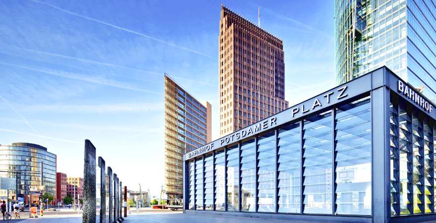 Der Eingang zur U-Bahn und die modernen Hochhäuser am Potsdamer Platz in Berlin