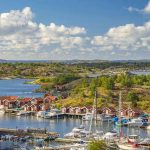 Rote Holzhäuser an einer Marina in den Schären