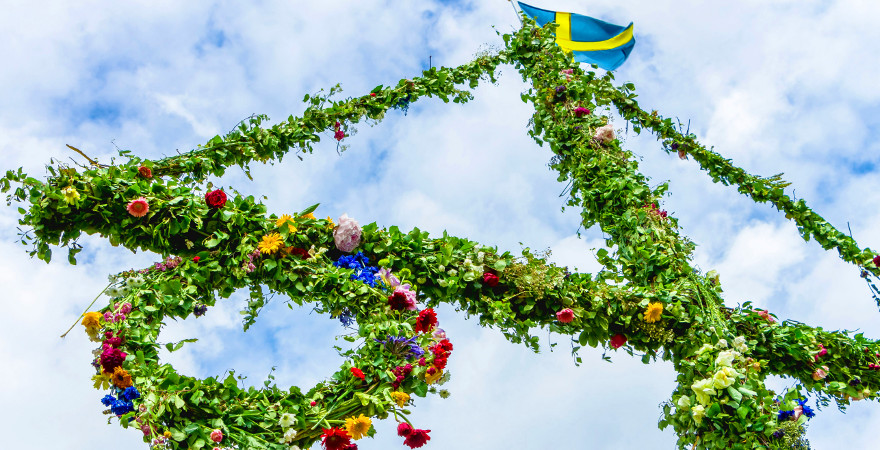 Eine blumengeschmückte Stange für Midsommar