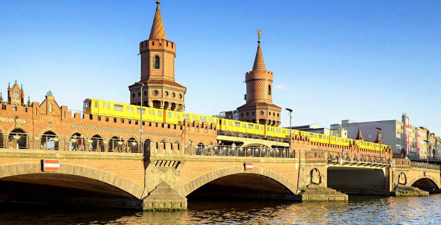 Eine S-Bahn fährt über die Oberbaumbruecke in Berlin