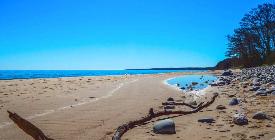 Ein einsamer Strand im Stenshuvud Nationalpark in Schweden