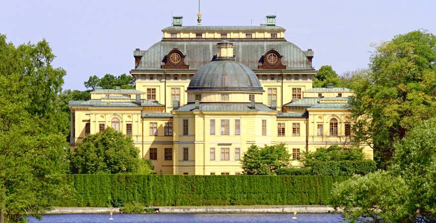 Malerisch am See liegt Schloss Drottningholm