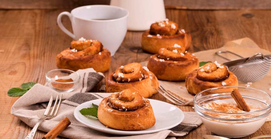 Zimtschnecken auf einer schwedischen Kaffeetafel